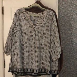 Pretty flowing tunic style top.. 3/4 sleeves..